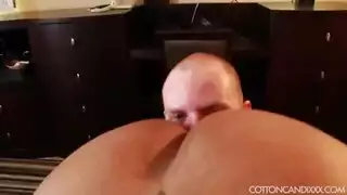 فتاة إبنوس مغراء تأخذ عدة أعضاء ذكرية في جنس عنيف