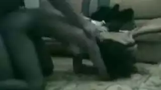 فتاة أفريقية غريبة تستخدم وتسيء معاملتها بقضيب الطبيب