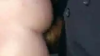 ثلاثة شباب متهيجين يتناوبون على تدمير بابه الخلفي