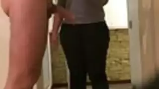 الفتاة المسلمة المشاغبة ذات الحجاب تأخذ حمولة من المني في حلقها