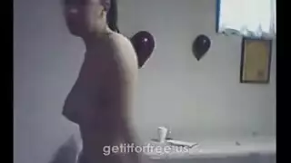 هواة يائسون يخلعون ملابسهم مقابل المال في مشهد صريح