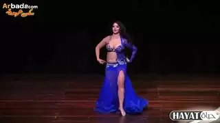 فتاة ذات مؤخرة زرقاء ترقص ثم تمارس الجنس بوضعية الكلب