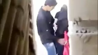 شرطي يمارس الجنس بقوة مع زوجة البواب تحت السلالم
