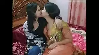 قبلات بين نساء