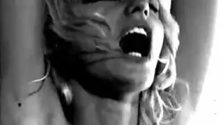 أفلام إباحية على الشرفة: كيمبر وودز تختنق بعصا لحم سميكة