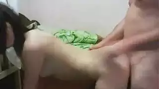 الأب الثري يمارس الجنس مع فتاته النحيفة المُوظفة حديثاً في ملابسها