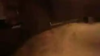 سمراء ممتلئة الجسم تُضاجع بقوة بدلاً من المذاكرة