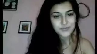 أثداء طبيعية ضخمة لفتاة سمراء تتعرض لنيك قوي من قضيبين مجهولين