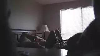 مداعبة أثداء ناضجة بأذرعها النحيفة في مشهد إباحي صريح