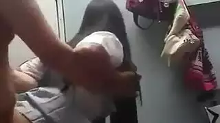 تسريب محرم: مراهقة في زي مدرسي تمارس جنس شرجي قاسي