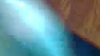 رجل يعطي أسود كبير الصدر سقف وجهة نظر