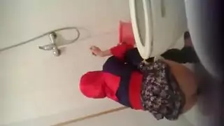 ديوث عراقي يصور أمه