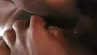 قضيب أسود ضخم يوسع مهبلها في فعل خشن