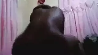 طلبت فتاة رائعتين تدليك، لكنها انتهت إلى ممارسة الجنس مع معالج تدليكها