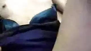 عارية، بالكاد القانوني الفرخ مصمم بلطف أكبر الديك التي يمكنها الوصول إليها، في الحمام