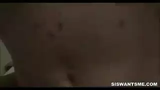 أول مرة تتعلم فيها آفا بينما تأخذ كيمي قضيبًا أسودًا كبيرًا أمامها