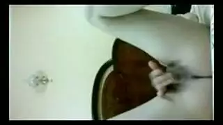 استمناء مكثف: فتاة مثيرة تلمس فرجها الرطب حتى ترتعش