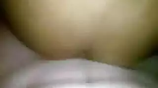 الشاب الصغير يملأ فرج الفتاة بسائله المنوي