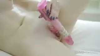 اليكسيس فوكس تتناك فى كسها وتقذف ماء عدة مرات