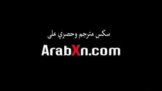 الاخت الممحونة تدخل علا اخوها الحمام وتنتاك منه
