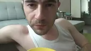 يتعرف الرجل الوسيم في الهند الصيف من كاميرا خفية، بينما على الأريكة