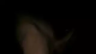 شباب يهزون زبورهم بقوة في مشهد صريح