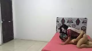 زوج عربي يرى زوجته تُضرب بقوة من قبل فحل لاتيني في فيلم إباحي صريح