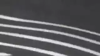 جلسة متعة ميلف منفردة: بنطال كاكي، منزل فارغ، ولعبها المهتز