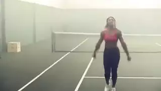 مراهقة ليلى ذات الثدي والمؤخرة الضخمين في مشهد قوي