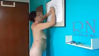 فتاة هندية عارية يتم رسم جسدها في مشهد فني ماندالا ساخن