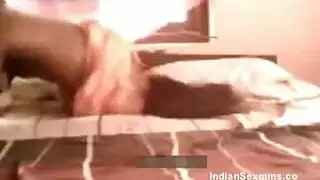 ممارسة الجنس مع مراهقة جامحة: مص عنيف وقذف داخلي عميق