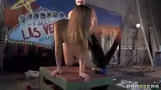 داني دانيلز تحصل على حلاقة جديدة قبل جنس سحاقي ساخن مع فتاتها الجديدة