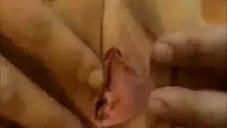 جمال ناضج يرتدي أسود مزهر يُمارس معه الجنس بعنف من قبل شاب أسود