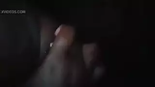 امرأة سمراء جميلة تستمتع بشرج عميق بقضيب صلب كالصخر