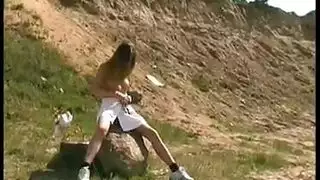 الفتيات الماكرات يخدعن بعضهن بمقصات وعمل بحزام ذكر صناعي