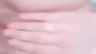 جميلة ذات صدر كبير وجسم مثالي تُداعب ثم تُمارس معها الجنس حتى النشوة