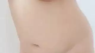 جمال عربي يكشف شعر العانة وثدييها الكبيرين في مشهد إباحي