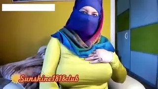 ‫فتاة محجبة مغرية تكشف عن ثدييها الكبيرين في عرض كاميرا خاص‬