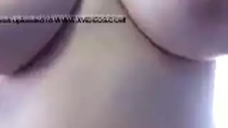 فتاة عربية شابة تتباهى بجسمها الكريمي وثدييها المنتصبة عبر الإنترنت