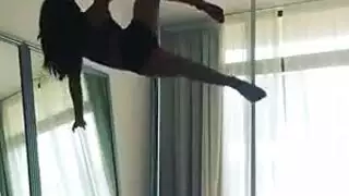 راقصات نحيلات وسائقهن في علاقة ثلاثية عفوية