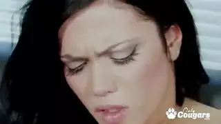 إدخال متطرف: تمديد فرجها بقضيب حيواني صناعي ضخم