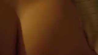 خيال الجنس الثلاثي: صديقة تُمارس معها الجنس بخشونة بينما ينتظر آخر للانضمام