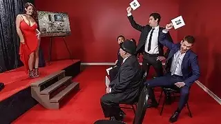 المزايدة على أنجيلا وايت تنتهي بجنس جماعي