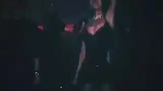 عاهرة مراهقة صغيرة تمتلكها فتاة ذات أثداء كبيرة