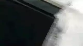 شقراء ساخنة تنقع مجفف المرحاض ببولها الذهبي