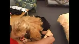 ولد يدخل على امه وهي تفرك كسها