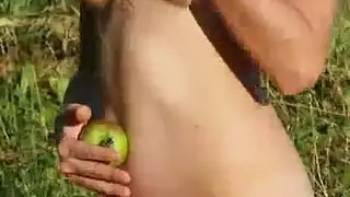 فتاة مراهقة آسيوية تأخذ قضيبًا ضخمًا