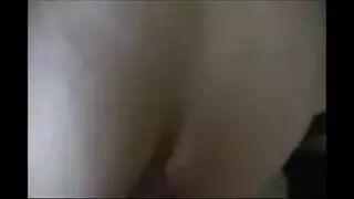 سمراء مثيرة تأخذ قضيب شاب أصغر بعمق في مهبلها على الأريكة