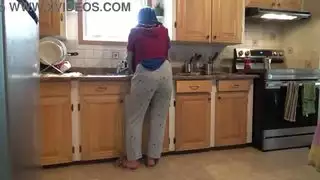 خادمة تركية منزلية تغمرها مطالب القذف الشرجي اليومي