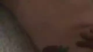 آسيوية محلوقة تأخذ قضيب غريب للمتعة